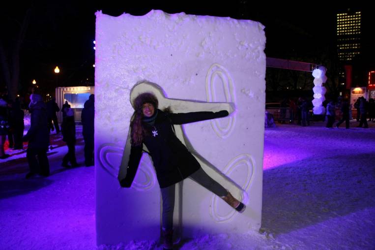 Silueta de persona en un cubo de nieve durante el Carnaval de Quebec.