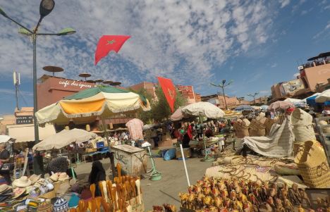Plaza de las Especias en Marrakech, repleta de bullicio y color.