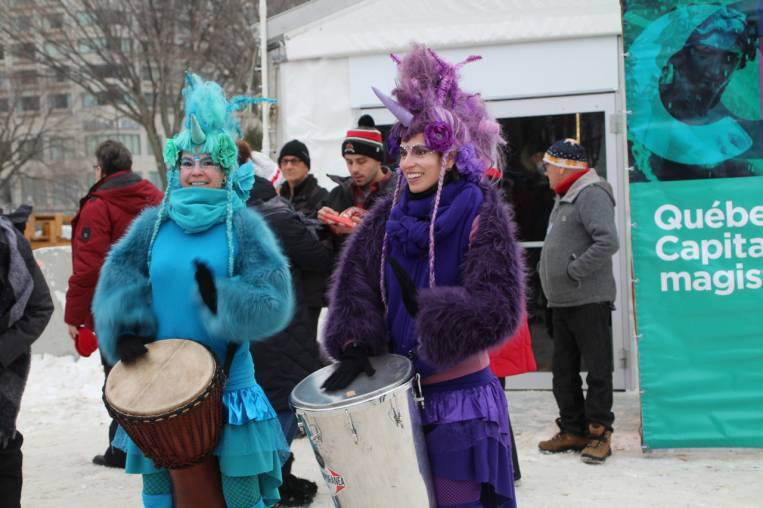 Tamborileras en el Carnaval de Quebec.