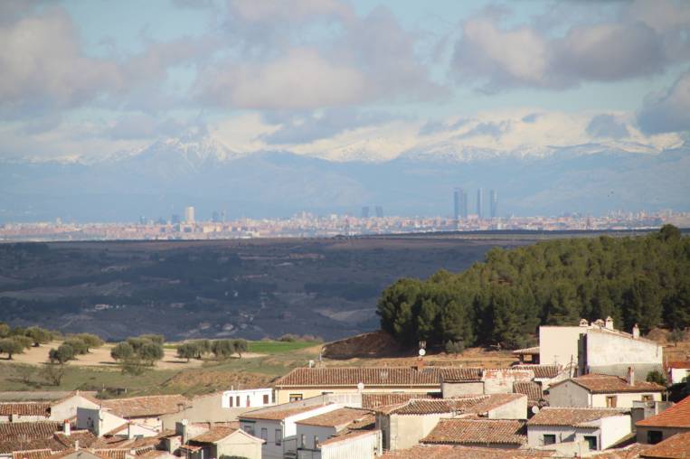 Desde Chinchón puedes ver las cuatro torres de Plaza Castilla a lo lejos.