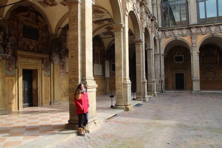 La entrada al Archiginassio, antigua sede de la Universidad de Bolonia, es gratuita. Cuánto cuesta un viaje de dos días a Bolonia.