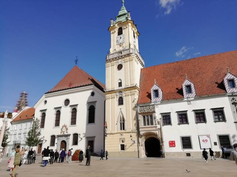Hlávne námestie es la plaza principal de Bratislava.