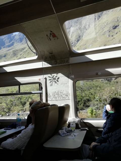 Interior del tren Expedition con cristaleras en el techo para disfrutar del paisaje.