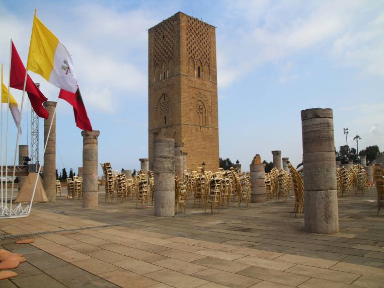 La Torre Hassan y las sillas que se utilizaron para el evento que se celebró con motivo de la visita del Papa a Rabat.
