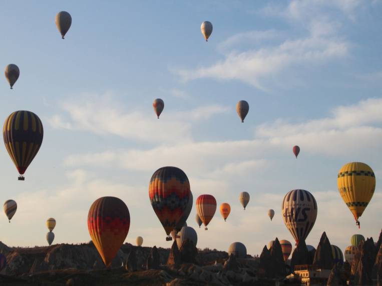 Volar en globo es probable que sea uno de tus imprescindibles en Capadocia.