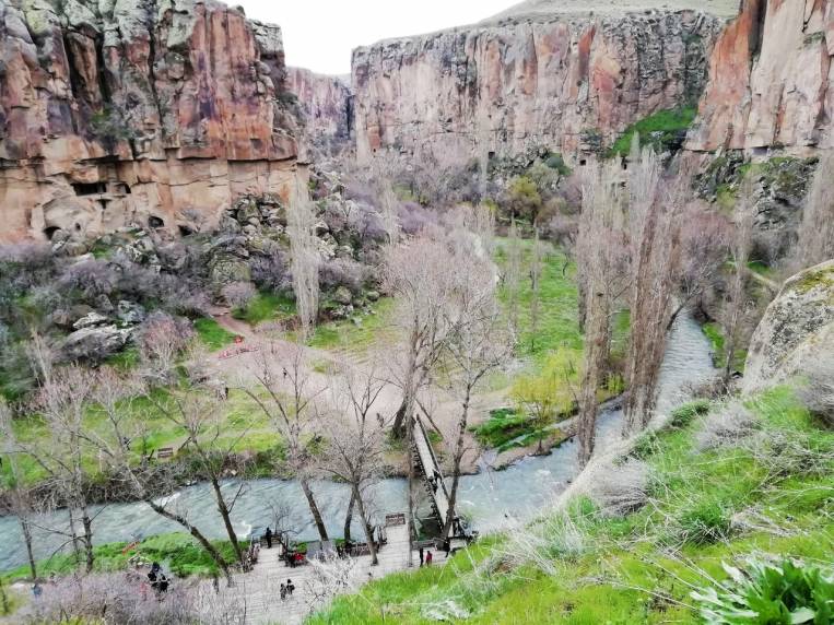En el Green Tour darás un agradable paseo por el valle de Ihlara junto al río.