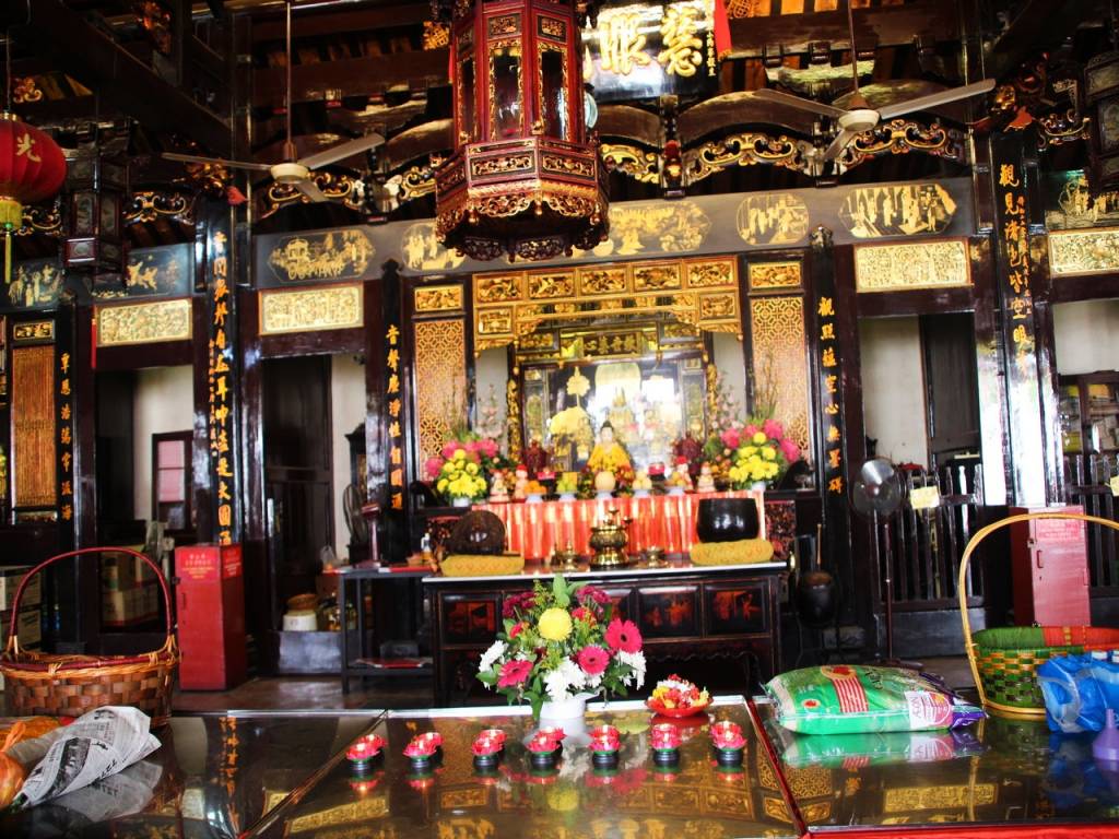 Interior del templo Cheng Hoon Teng con la mesa de ofrendas.