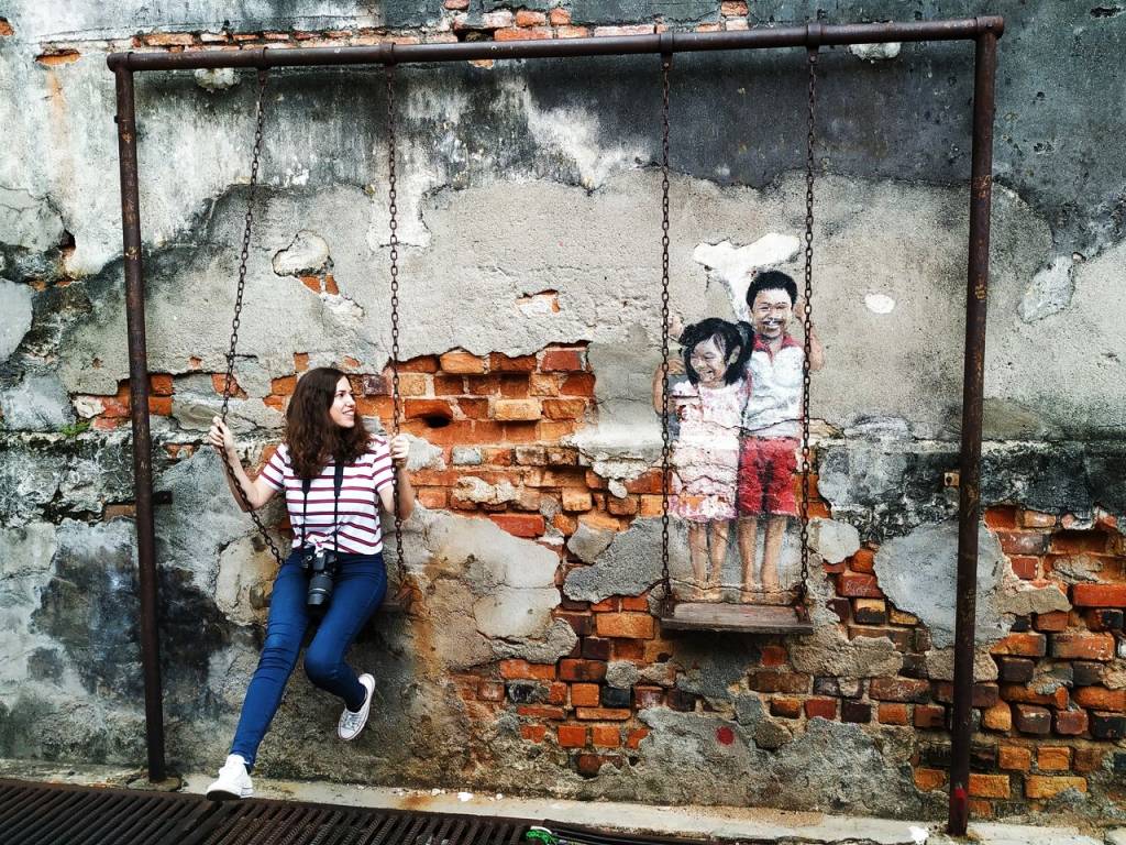 Arte urbano en George Town, con el famoso mural de los niños en el columpio.