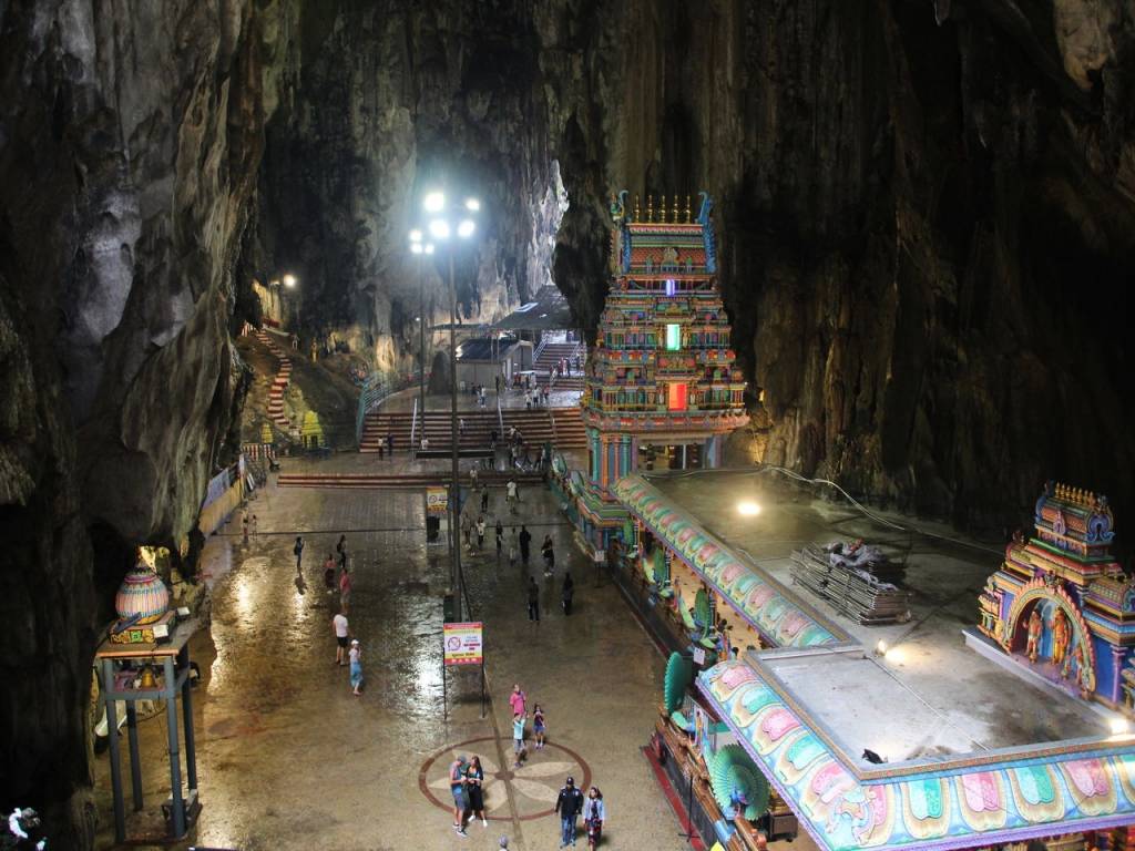 En el interior de las Cuevas de Batu se nota mucho la humedad.