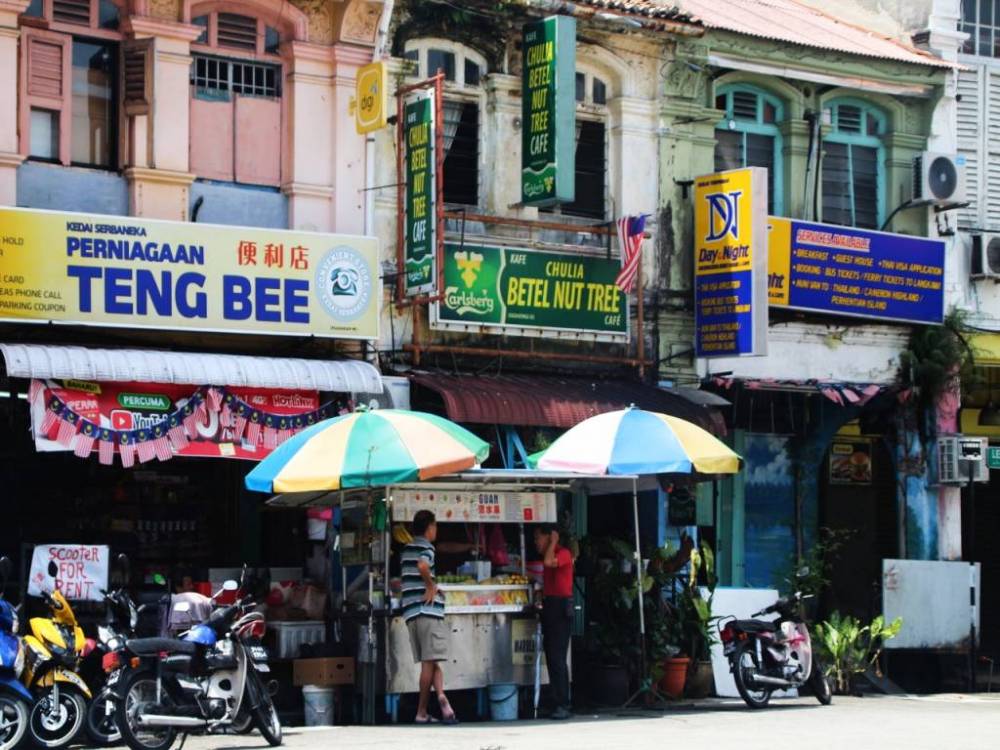 Cuánto cuesta un viaje a Malasia: visitando Chulia Street en George Town.