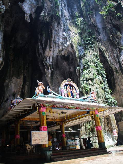El interior de las Cuevas de Batu es espectacular, con la luz natural filtrándose por los huecos de la montaña.
