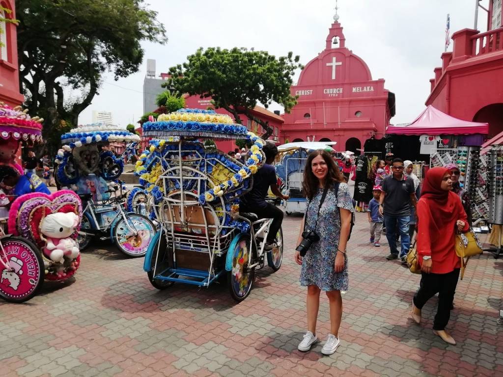 Malasia en 10 días: visita la famosa Dutch Square roja. ¿Qué te parecen los rickshaws?