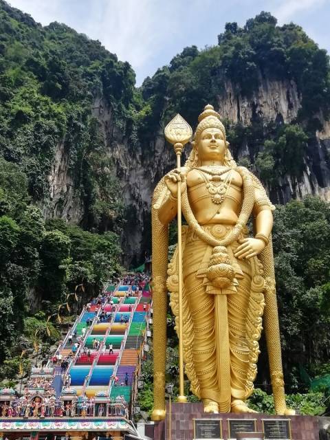 Estatua dorada del dios Murugan nos recibe a nuestra llegada a las Cuevas de Batu.