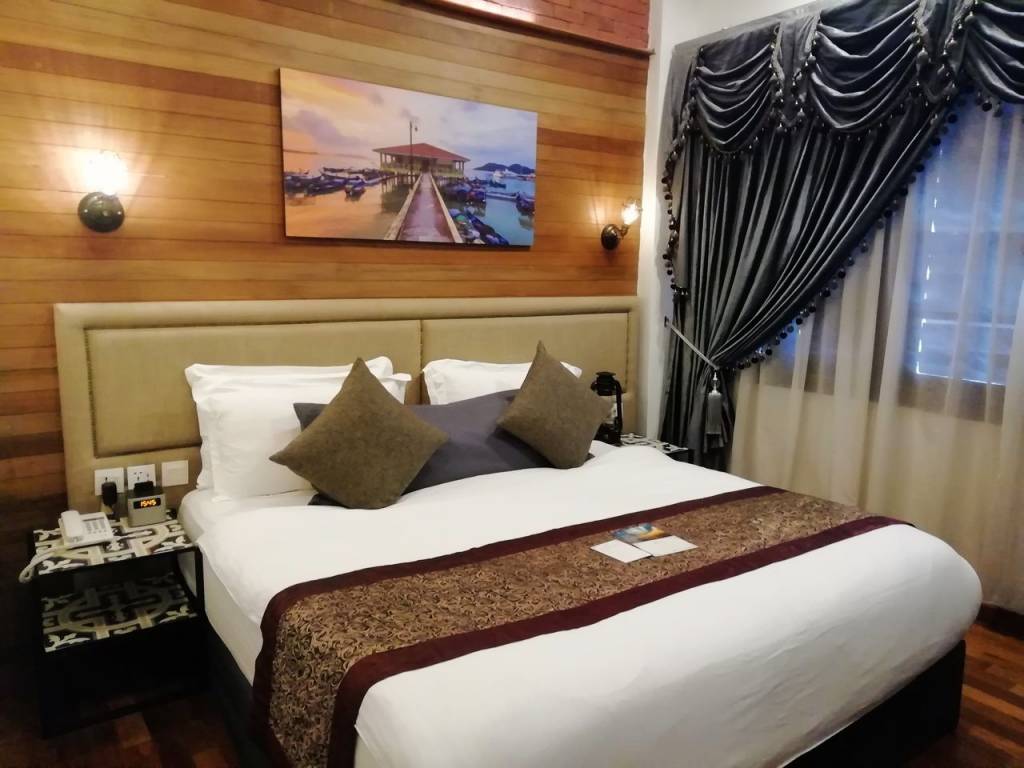 Reserva en un hotel céntrico para recorrer casi todos los imprescindibles en Penang a pie.