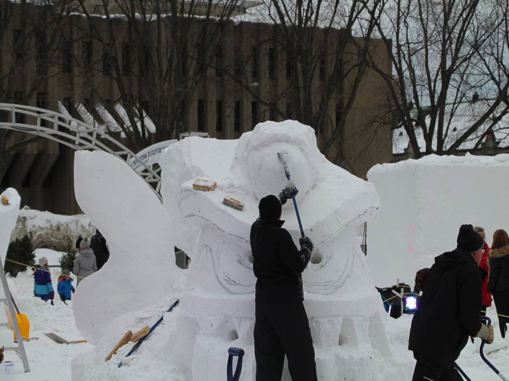 Nunca había visto en directo cómo se hace una escultura de nieve.