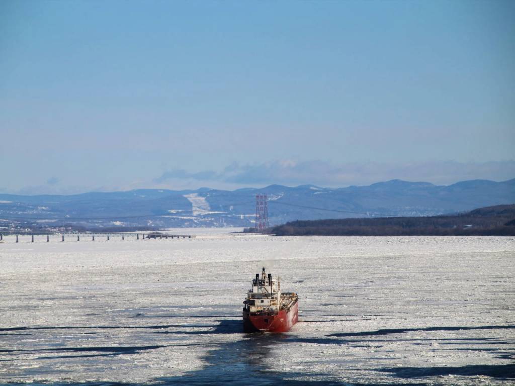 Barco cruzando el río Saint-Laurent de Quebec en pleno invierno.
