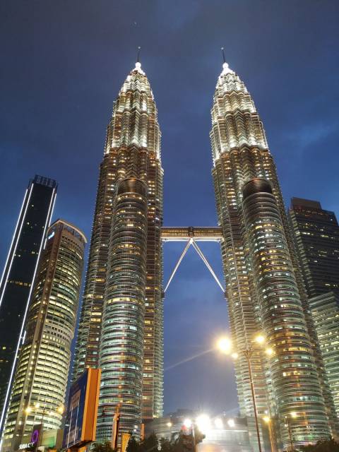 En 2 días en Kuala Lumpur no puedes irte sin ver las Torres Petronas iluminadas.