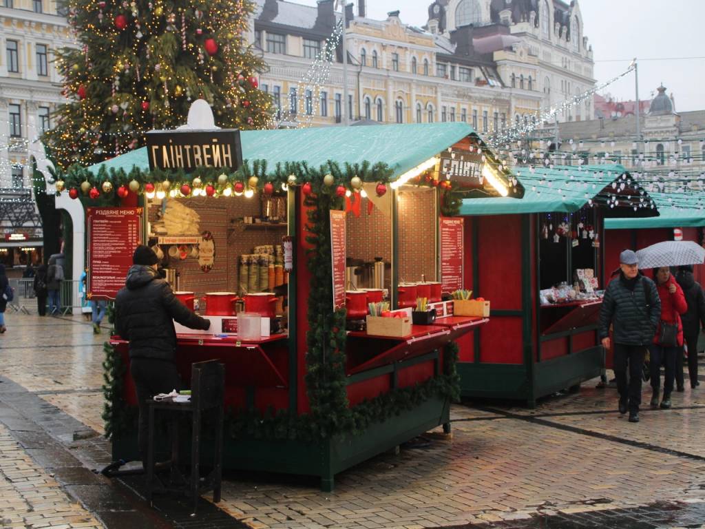 A finales de diciembre las calles de Kiev se llenan de mercados navideños al aire libre.