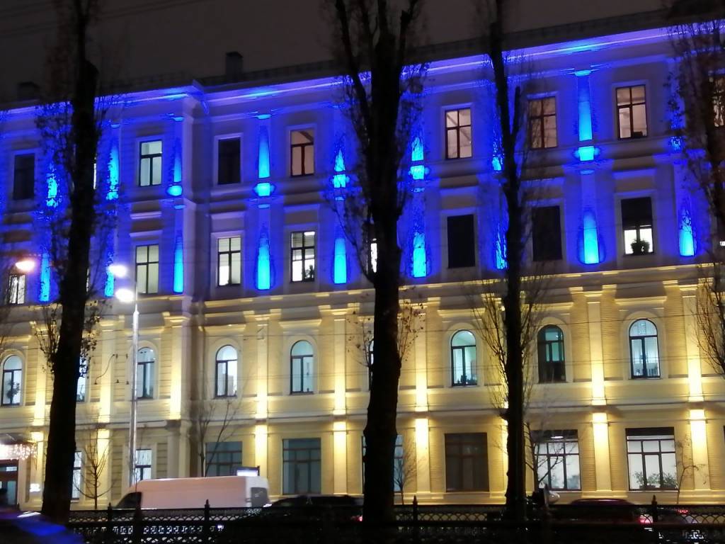 En tu viaje por Kiev en 3 ó 4 días no puede faltar un paseo nocturno para ver los edificios iluminados.