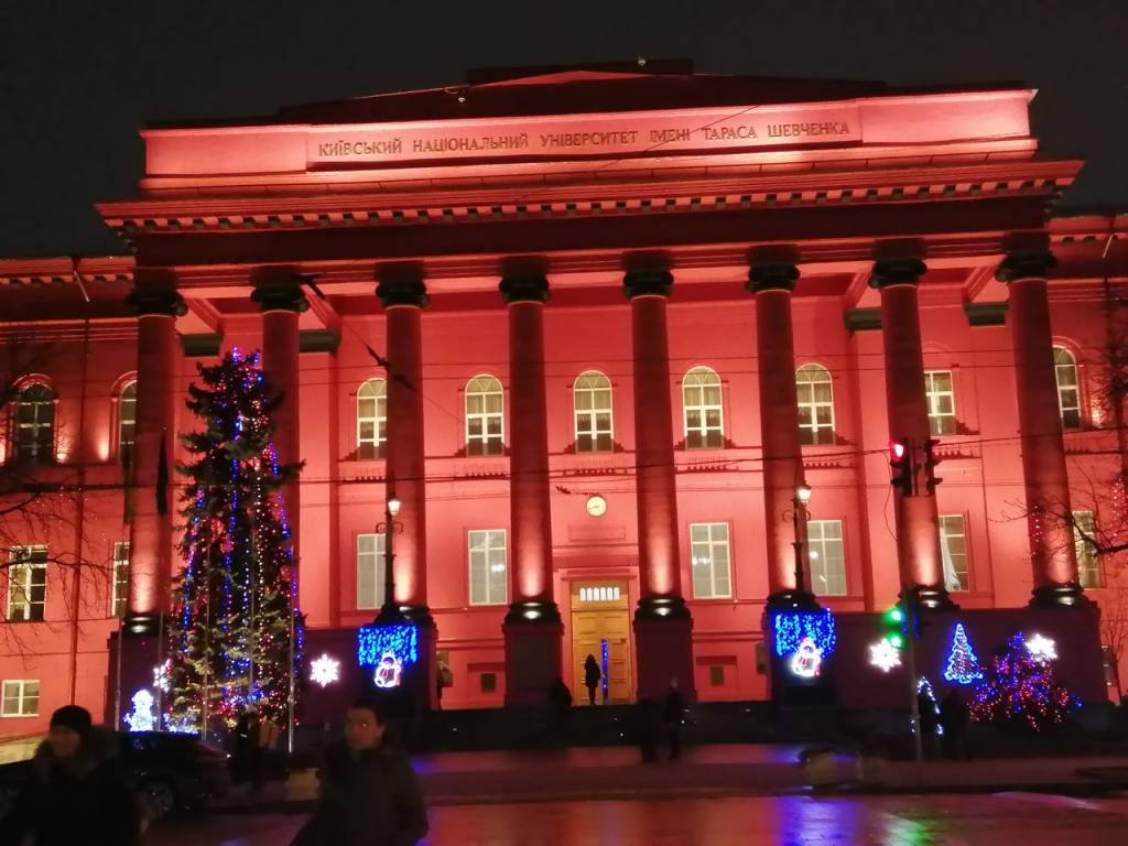 El edificio más antiguo de la Universidad de Kiev tiene una fachada roja muy llamativa.