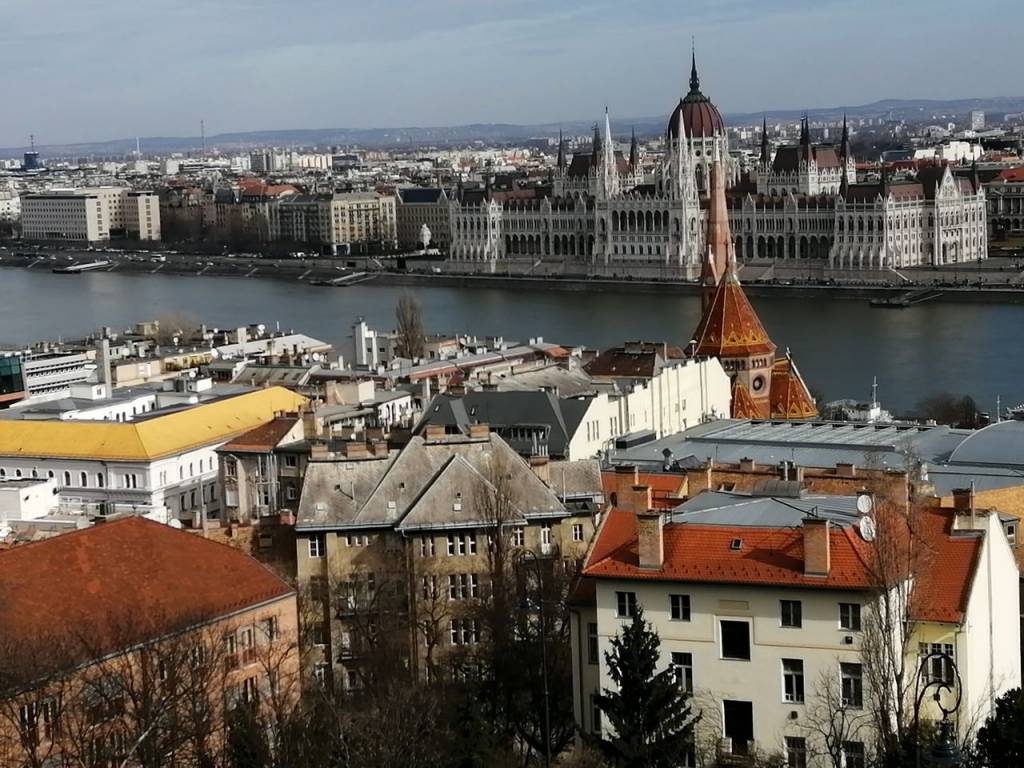 Vistas desde el Bastión de los Pescadores con el Parlamento de Budapest de fondo.