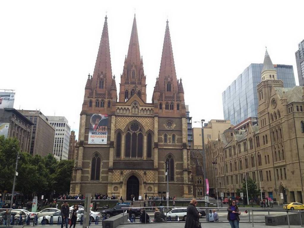 La Catedral de San Pablo de Melbourne tiene una fachada sobria que contrasta con su colorido interior.
