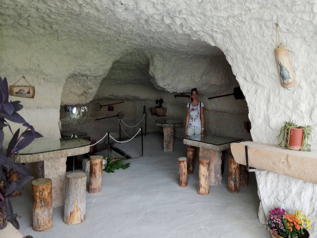 Dentro de las cuevas puedes ver objetos antiguos y recorrer largos pasillos.