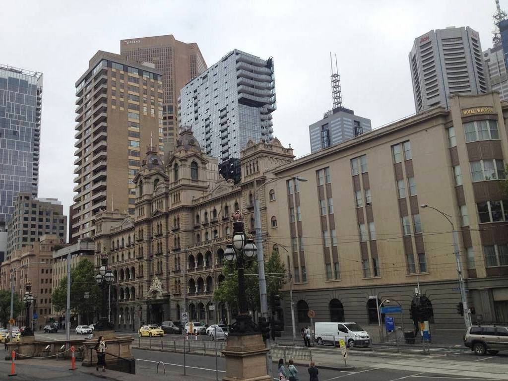 La Federation Square, en pleno centro, es el mejor sitio desde donde empezar el itinerario por los imprescindibles que ver en Melbourne en 2 días.