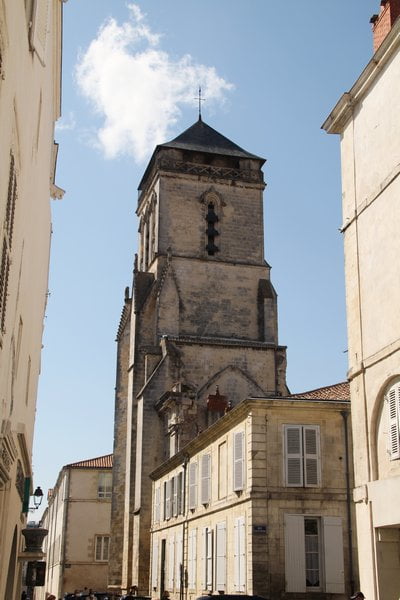El campanario de Saint Barthélemy data del siglo XV y es de estilo gótico.