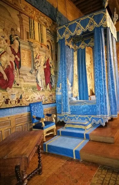 En los castillos es habitual que haya una Cámara del Rey, donde duerme el soberano cuando está de viaje.