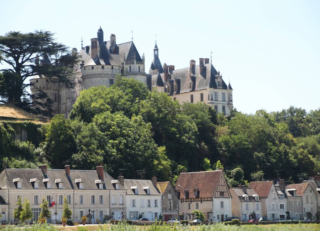 Vistas del castillo de Chaumont-sur-Loire desde la otra orilla del río Loira.