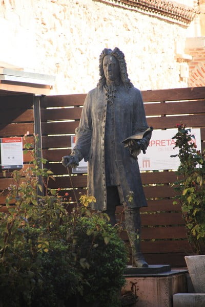 Escultura de Juan de Goyeneche a la entrada del Centro de Interpretación.