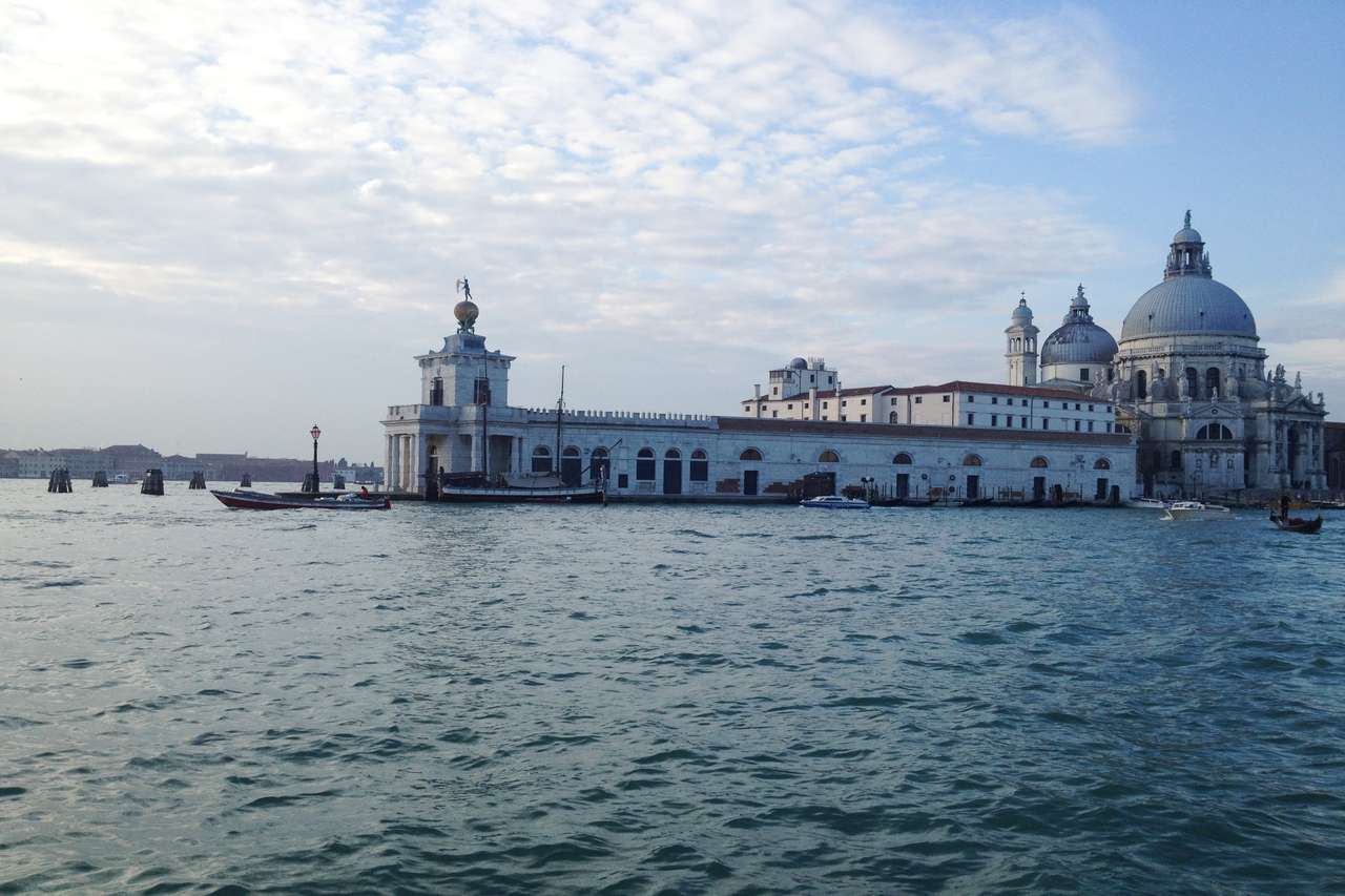 El mejor atardecer que ver en Venecia en 3 días lo tienes desde la Punta della Dogana.