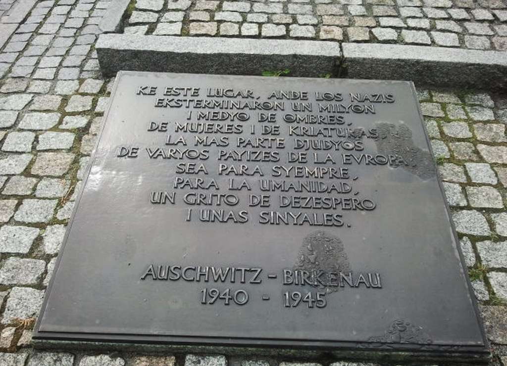 Placa conmemorativa del Museo Estatal Auschwitz Birkenau en Polonia.
