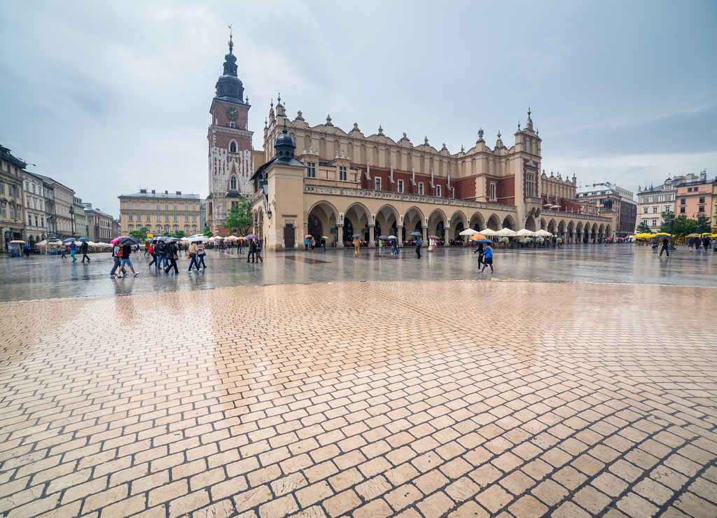 La Plaza del Mercado es uno de los sitios que tienes que ver en Cracovia en un día.