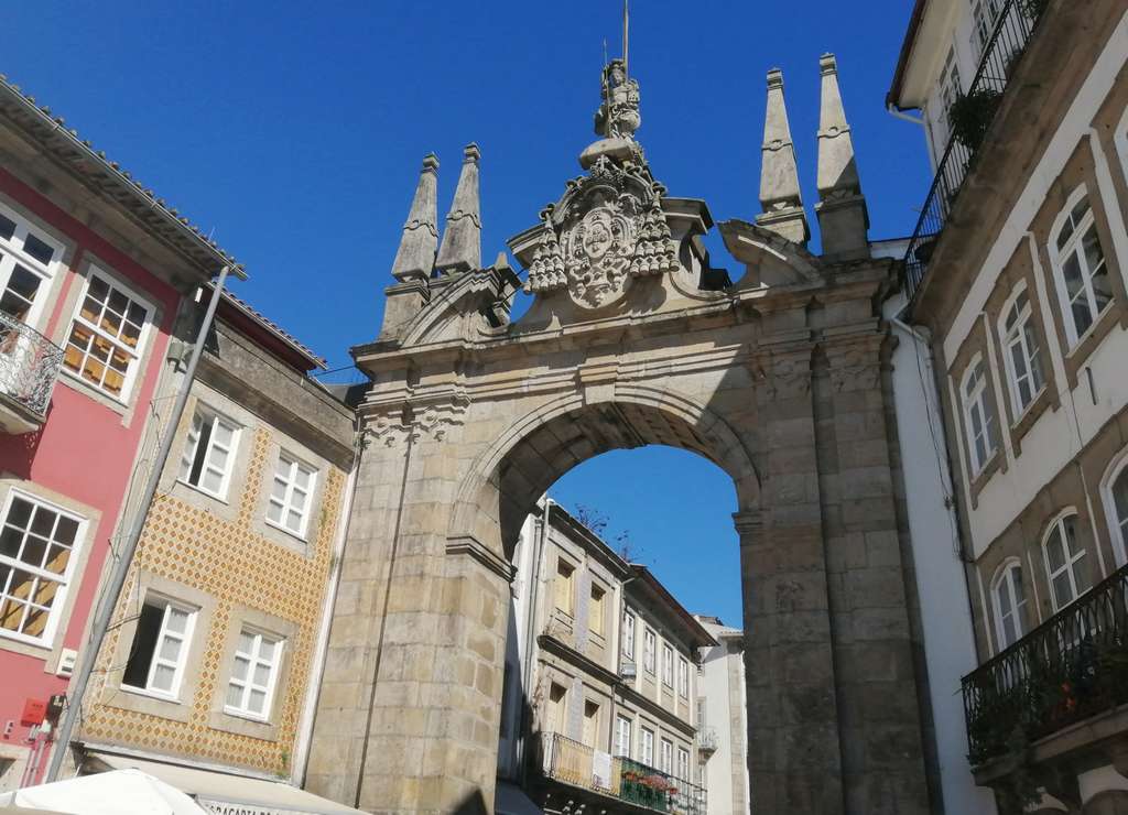 El Arco de la Puerta Nueva es una de las puertas que quedan de la antigua muralla de Braga.