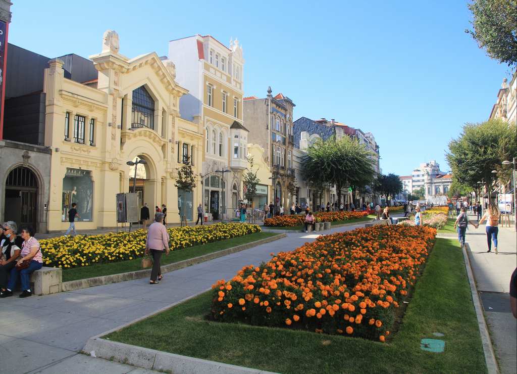 Avenida da Liberdade es una calle comercial que comunica con la Praça da República.
