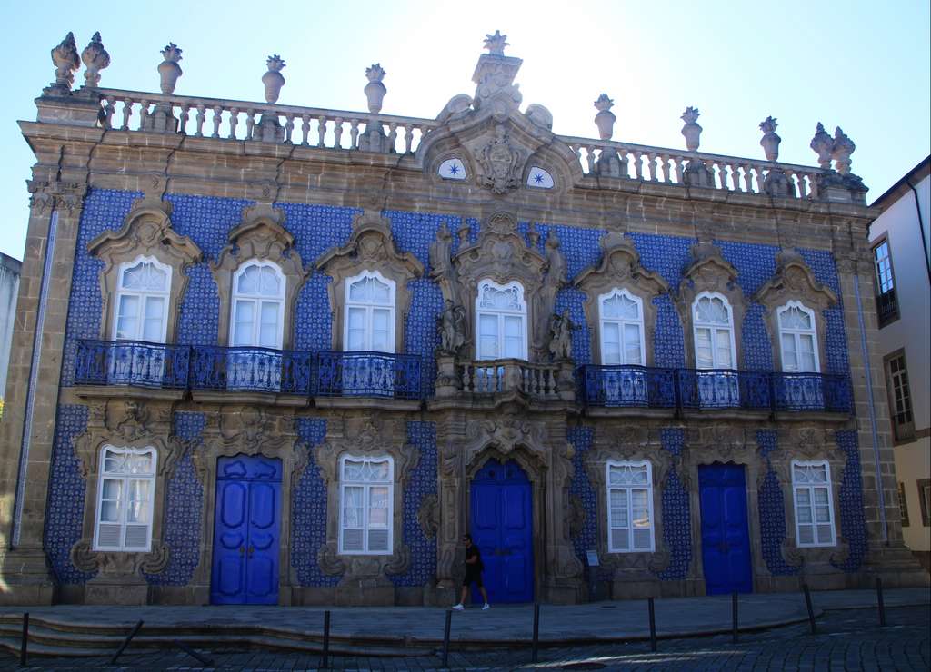 La fachada más original que ver en Braga en un día es la de la Casa de Raio. 