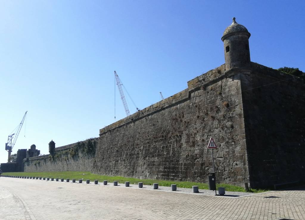 Un plan muy recomendable es pasear alrededor del Castillo Santiago da Barra junto al puerto pesquero.