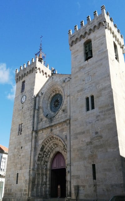 La Catedral de Viana do Castelo parece un castillo por sus dos torres almenadas.