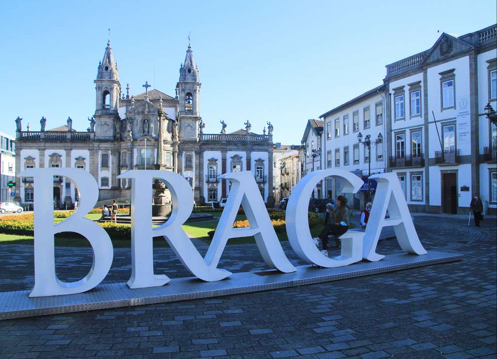 La plaza donde se encuentra la Iglesia de la Santa Cruz y el letrero de BRAGA es una de mis zonas favoritas de la ciudad.