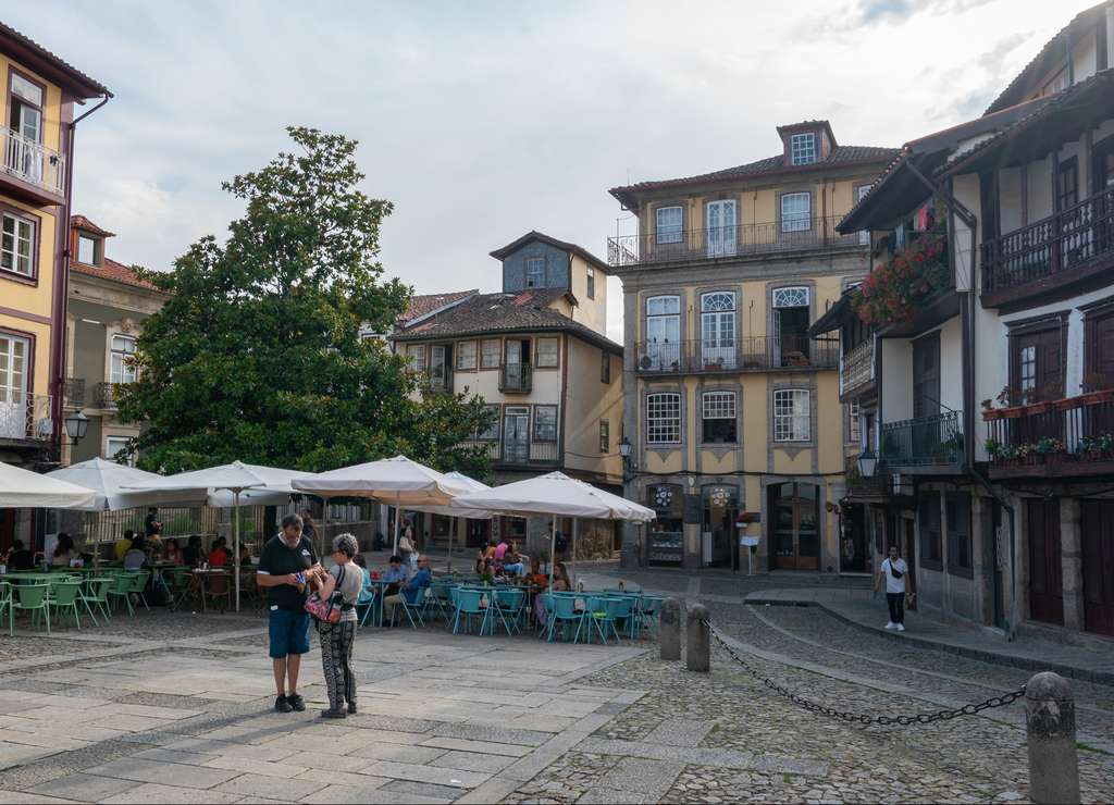 En Guimarães hay numerosas plazas con terrazas donde sentarte a picar algo.