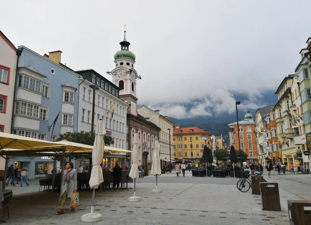 Maria-Theresien Straße es una de las calles con más ambiente de la capital del Tirol austriaco.