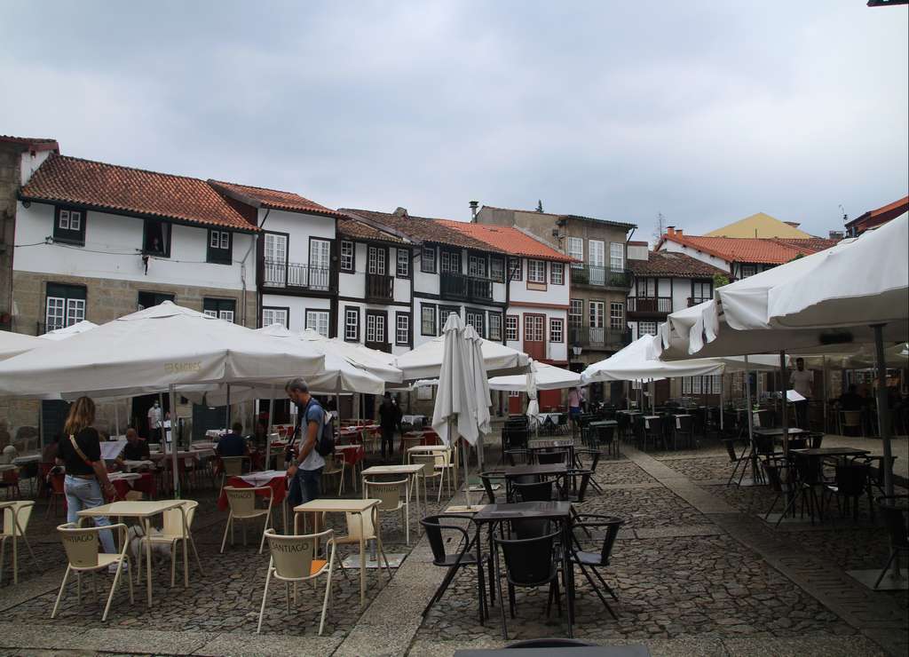 Otro lugar con ambiente que ver en Guimarães en un día es la Praça de São Tiago.