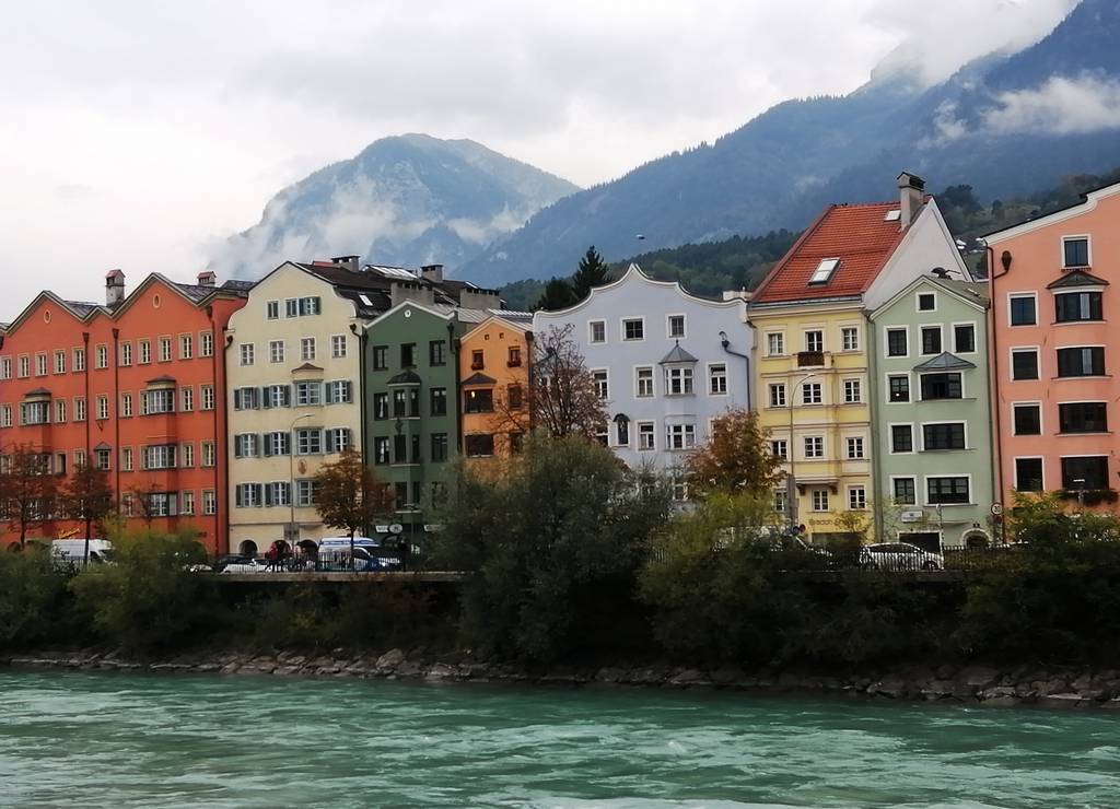 Una de las panorámicas más bonitas que ver en Innsbruck la tienes desde el Puente Innbrücke.