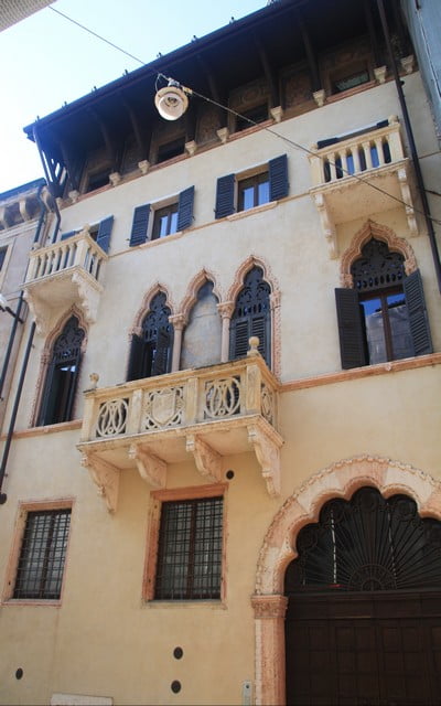 El balcón de la Casa de Julieta es el sitio más visitado de Verona.