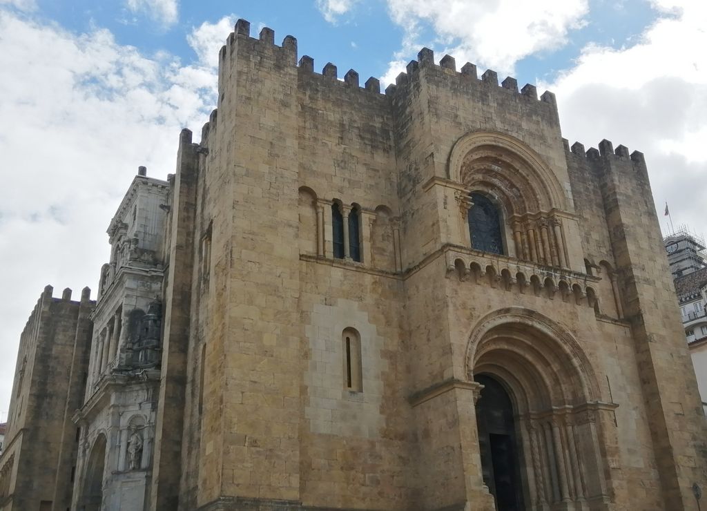 La Catedral Vieja es uno de los edificios más antiguos que ver en Coímbra en un día.