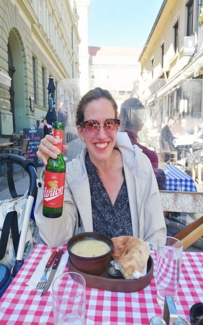 Sopa de pollo y cerveza local en el restaurante Baščaršija de Maribor. Sopa de pollo y cerveza local en el restaurante Baščaršija de Maribor.