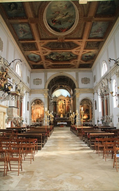 La Iglesia de San Jorge tiene frescos en su techo maravillosos.