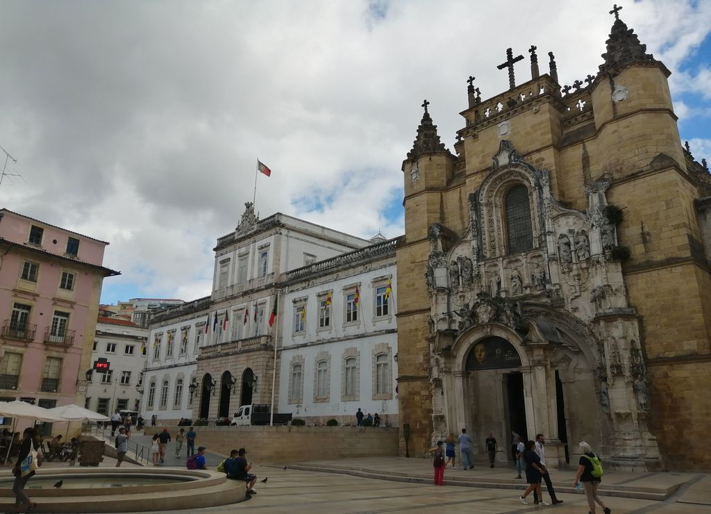 El Monasterio de Santa Cruz y el Ayuntamiento son los edificios más llamativos de la Plaza del 8 de mayo.